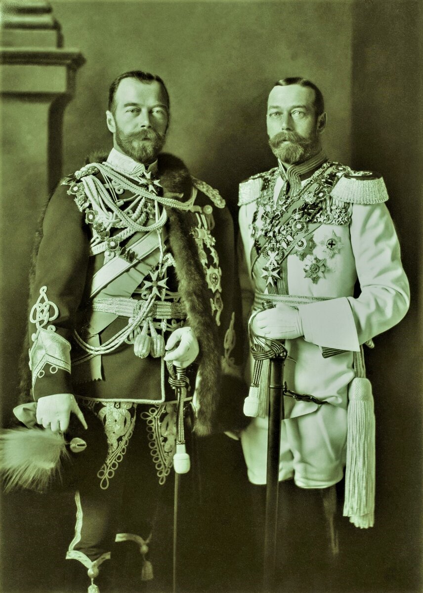 Николай II (слева) и король Великобритании Георг V (справа) в Берлине, Германия, 1913 год.