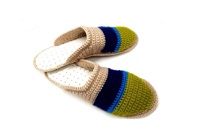 Тапочки на нескользящей подошве из остатков пряжи https://www.youtube.com/watch?v=fC9bF5HIb7E