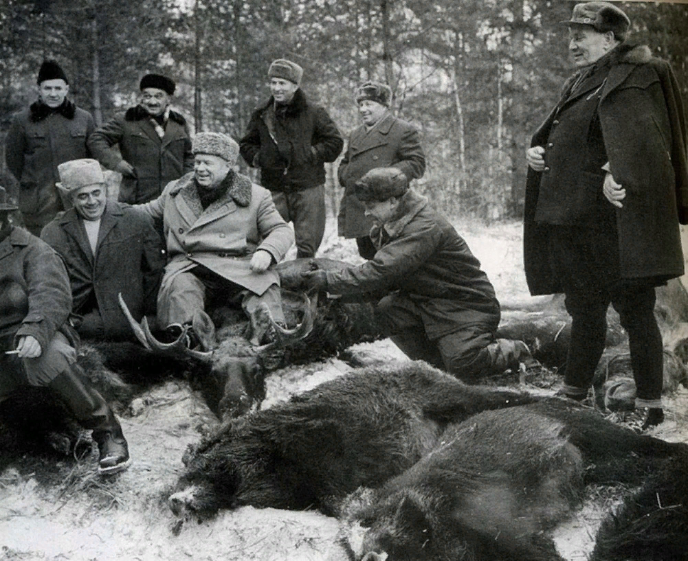 Рабочий класс и его авангард—марксистско-ленинские партии стремятся осуществить социалистическую революцию мирным способом. Это соответствовало бы интересам рабочего класса и всего народа, общенациональным интересам страны... Не исключено, что в условиях все большего роста сил социализма, укрепления рабочего движения и ослабления позиций капитализма в некоторых странах может сложиться ситуация, при которой, как предвидели Маркс и Ленин, для буржуазии будет выгодным согласиться на выкуп у нее основных средств производства, а пролетариату — «откупиться»» (Программа КПСС, принятая XXII съездом).