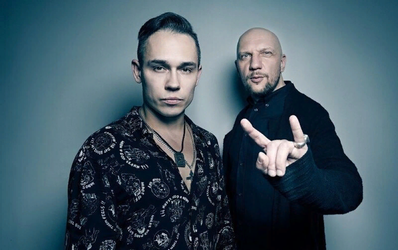 Группа была создана в 2002 г. в Омске Антоном Завьяловым и Андреем Позднуховым и названа «Иезекииль 25:17». Позже название было упрощено до «25/17». Ее состав периодически менялся. За свой творческий путь группа создала 5 альбомов, 8 миниальбомов, 4 микстейпа, 6 концертных альбомов. Информация о точных доходах не находится в свободном доступе. 