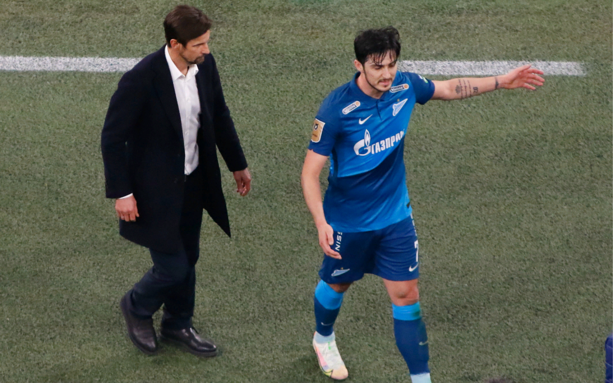 Лучший игрок матча показывает своему тренеру дорогу в светлое будущее?