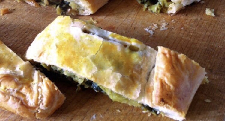 Штрудель с капустой в неаполитанской кухне относят к соленым видам деревенской пиццы