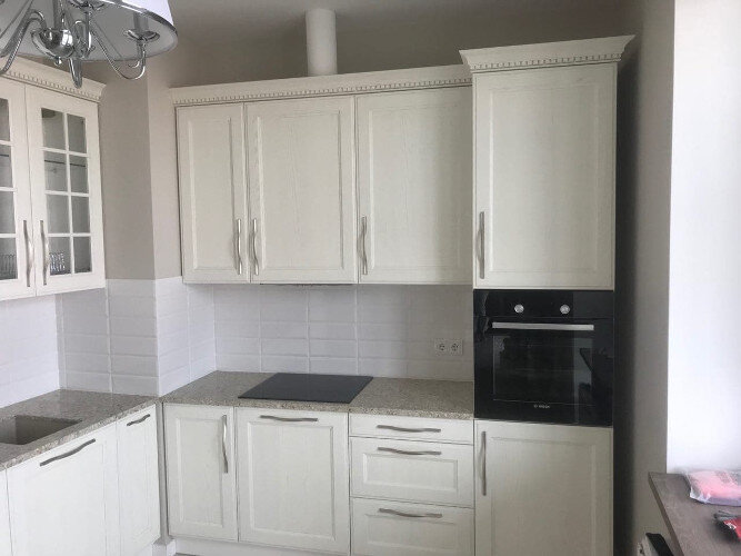 Обратите внимание: столешница без свеса смотрится лучше