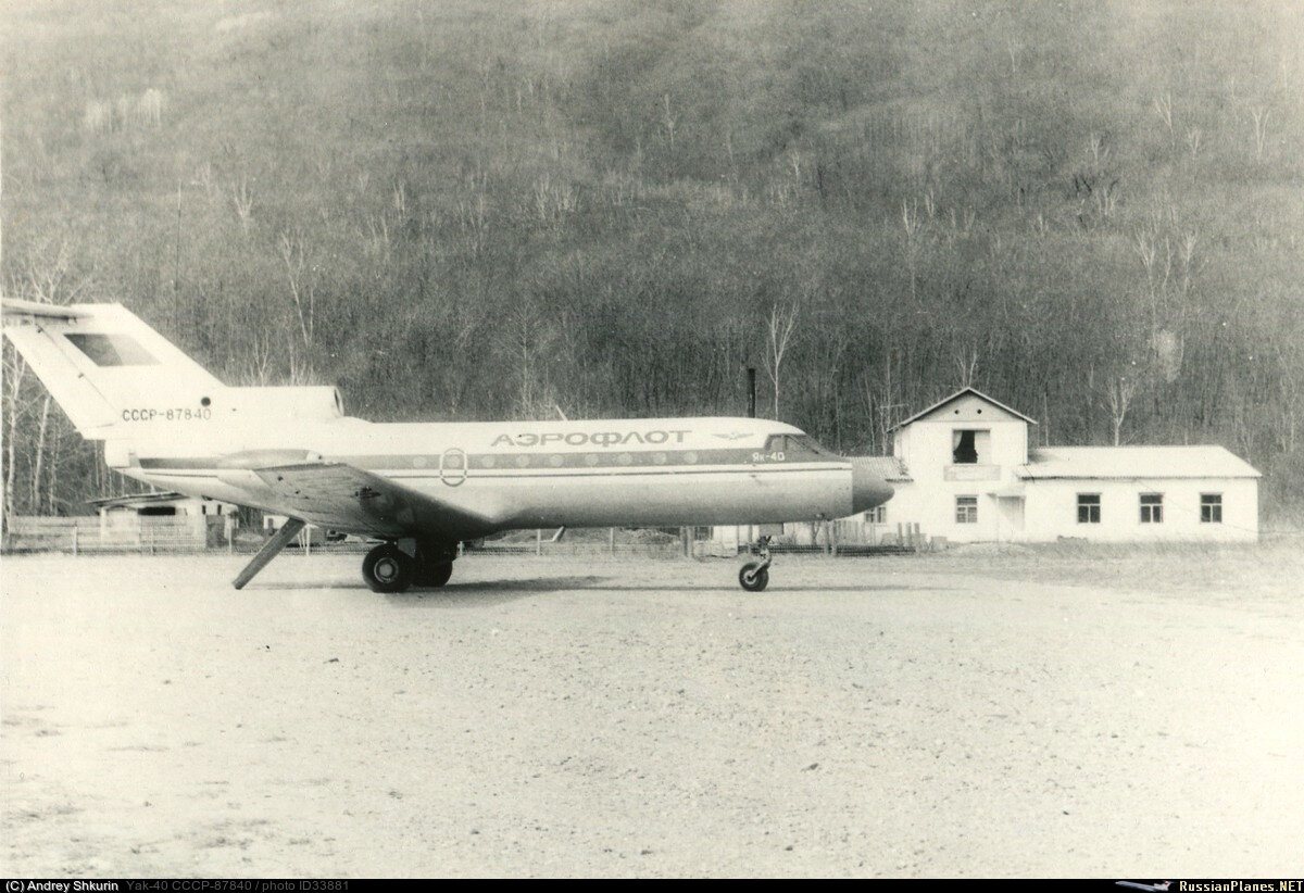 Як-40 в аэропорту Ольга