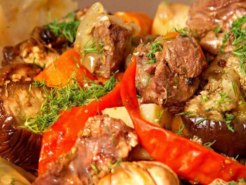 Кусочки тушеной говядины просто тают во рту, такой он соус, вкуснейшее блюдо!