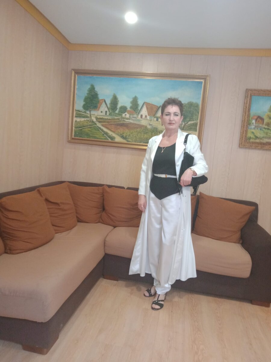 Сегодня хочу поговорить о белом длинном верхе, который показываю. Подскажите его название. Я запомню.