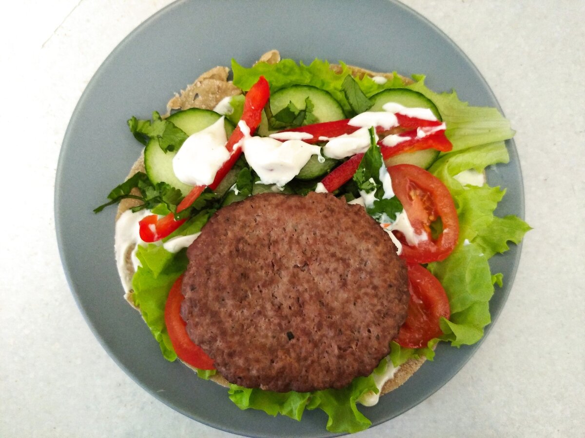 Ужин : бургер  ( котлета из индейки)