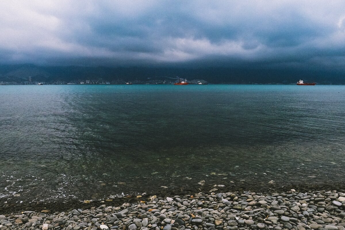 цвет бирюзово-зеленого моря в пасмурную погоду