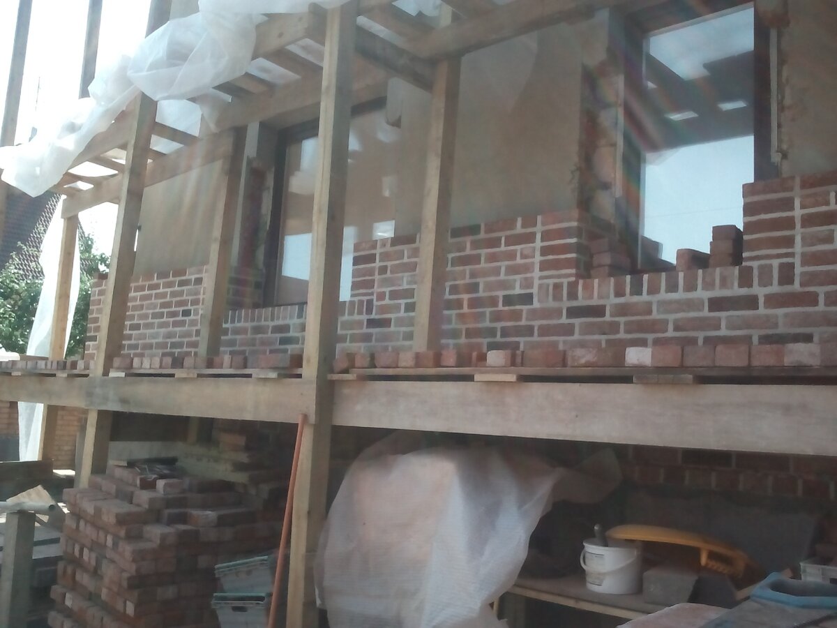 Кладём кирпич ручной формовки где то в Подмосковье.