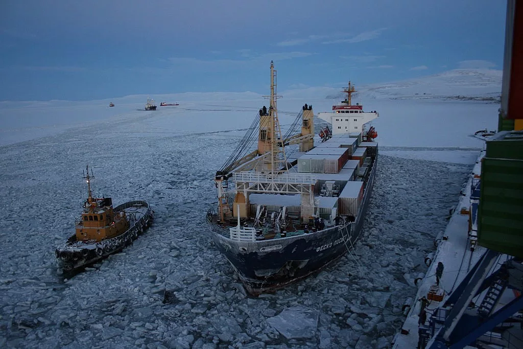 Порт тикси море. Чукотка порт Певек. Морской порт Певек. Северный город Певек. Город Певек Чукотский автономный округ.