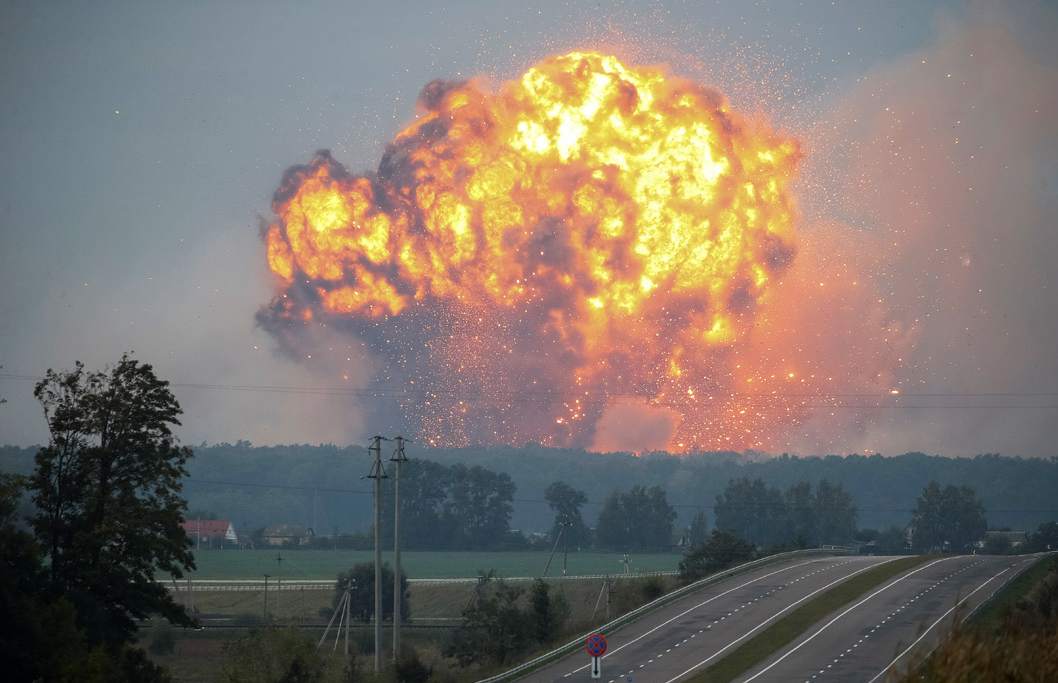 Взрыв на складе боеприпасов в Калиновке. Украина. Фото из интернета.