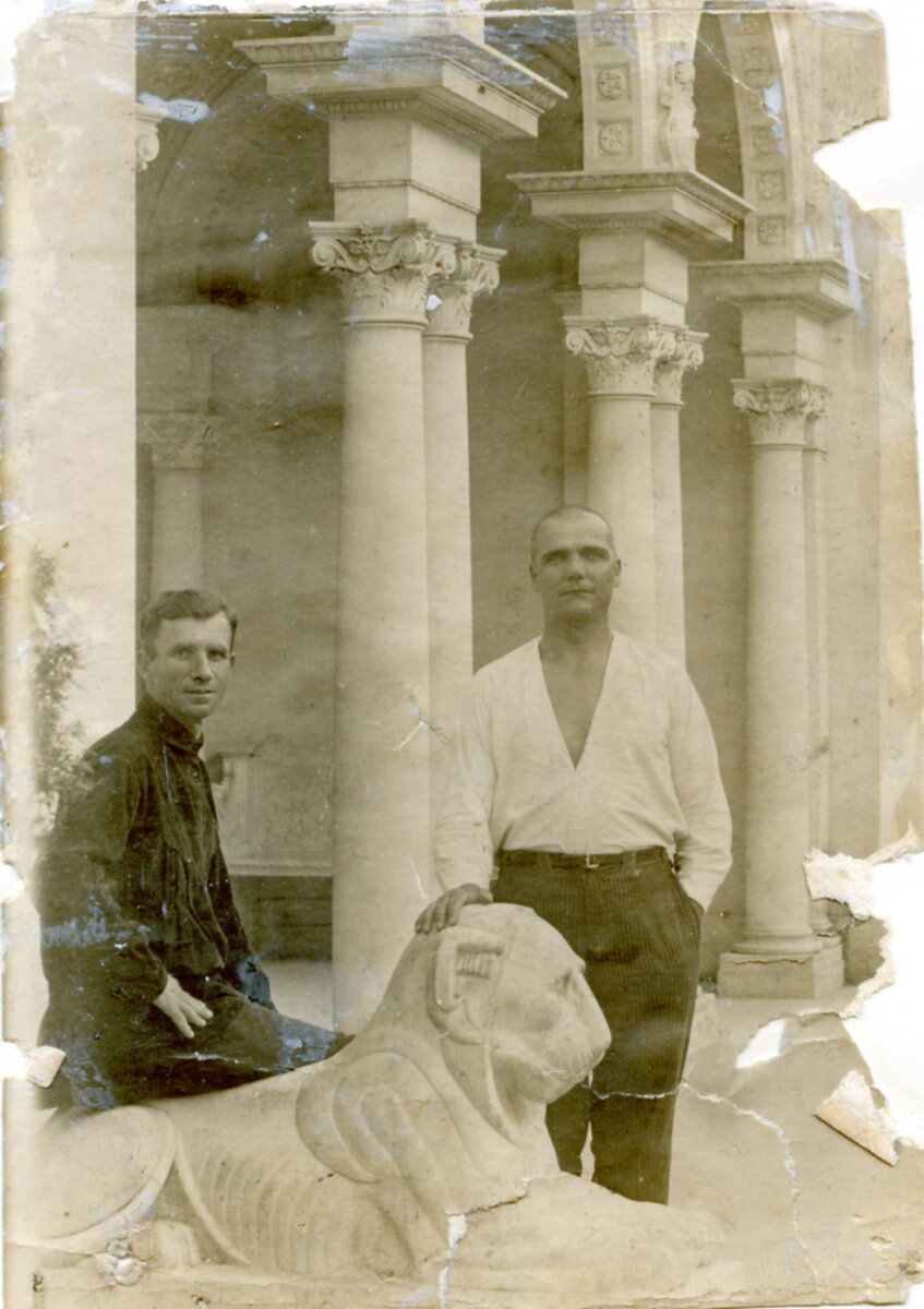 1940 год, Ялта, Медведев Василий Лукич (справа).