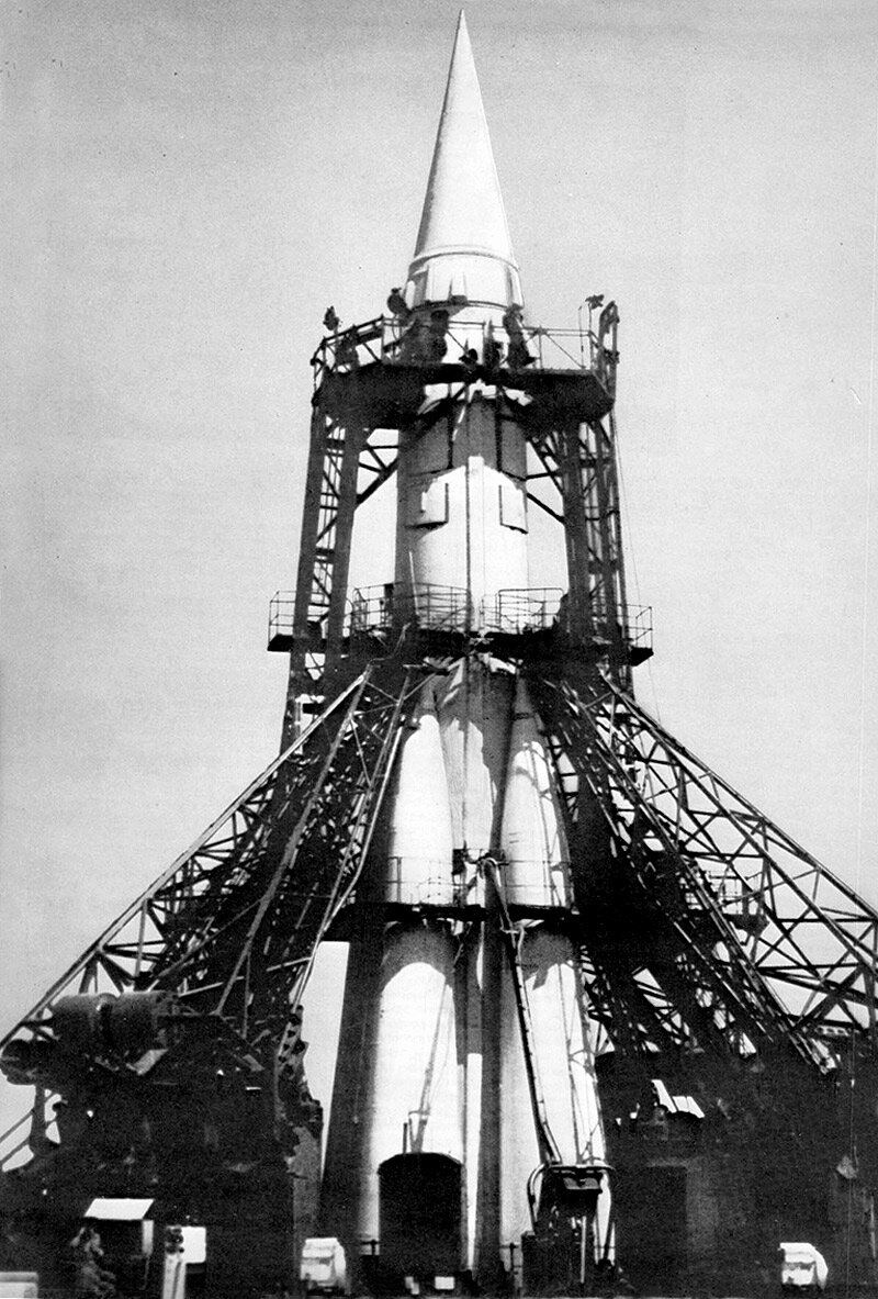 Ракета Р-7 / 8К71 на стартовом столе на полигоне Байконур, 1957 г. (http://www.energia.ru)