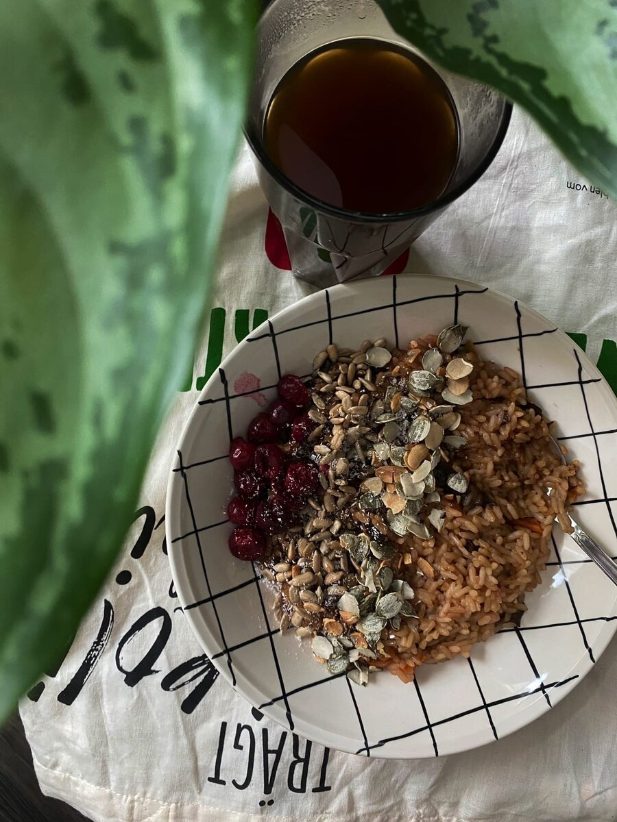 Рисовая каша с сухофруктами с добавлением замороженной вишни и семян подсолнечника и тыквы.