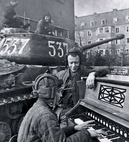 Момент тишины. Экипаж танка ИС-2 во время отдыха 87-гвардейский танковый полк. Бреслау, 1945 год. Снимок из архива «Известий».