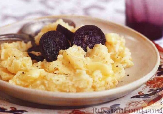 Картофельное пюре готовится с яблоками. Можно добавлять как кислые, так и сладкие сорта (по отдельности или вместе).