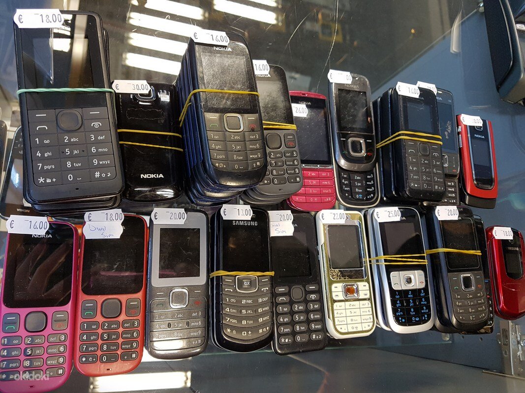 Много телефонов сайт. Куча кнопочных телефонов. Сотовые телефоны много. Много старых смартфонов. Старые мобильные телефоны.