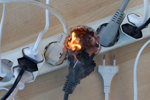 Неисправная электропроводка таит множество опасностей, одно из которых – короткое замыкание, в результате которого может загореться розетка и сгореть весь дом.-2