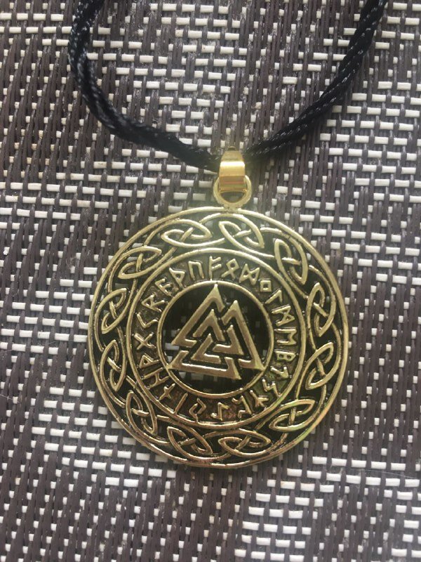 Амулет от 5 бед. Тройной денежный треугольник в руническом круге. Фото автора