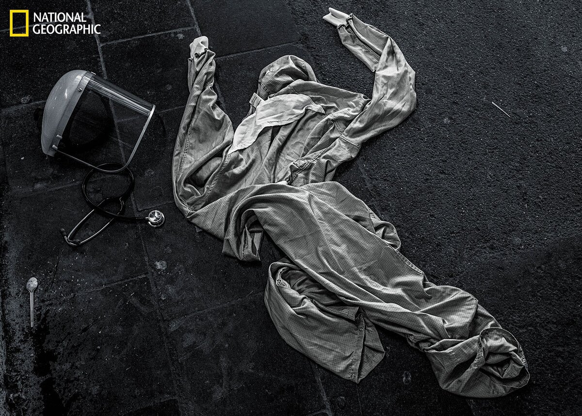 Мрачный набор медицинского оборудования, характерный для эпидемии COVID-19: стетоскоп, защитный визор, костюм. Все это лежало рядом с госпиталем в Ла Лувьер, Бельгия. Врач снял вещи между каретой скорой помощи и отделением неотложки — во избежание нового заражения. Фотография: Cédric Gerbehaye.