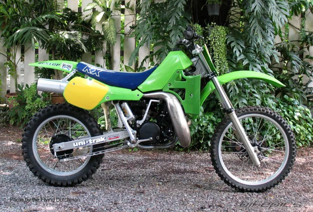 Kawasaki KX500 (1985-1986) второго поколения получил абсолютно новый двигатель с жидкостным охлаждением и прогрессивную подвеску