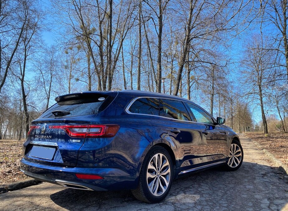 Вид сзади и немного сбоку, цвет ему очень идёт