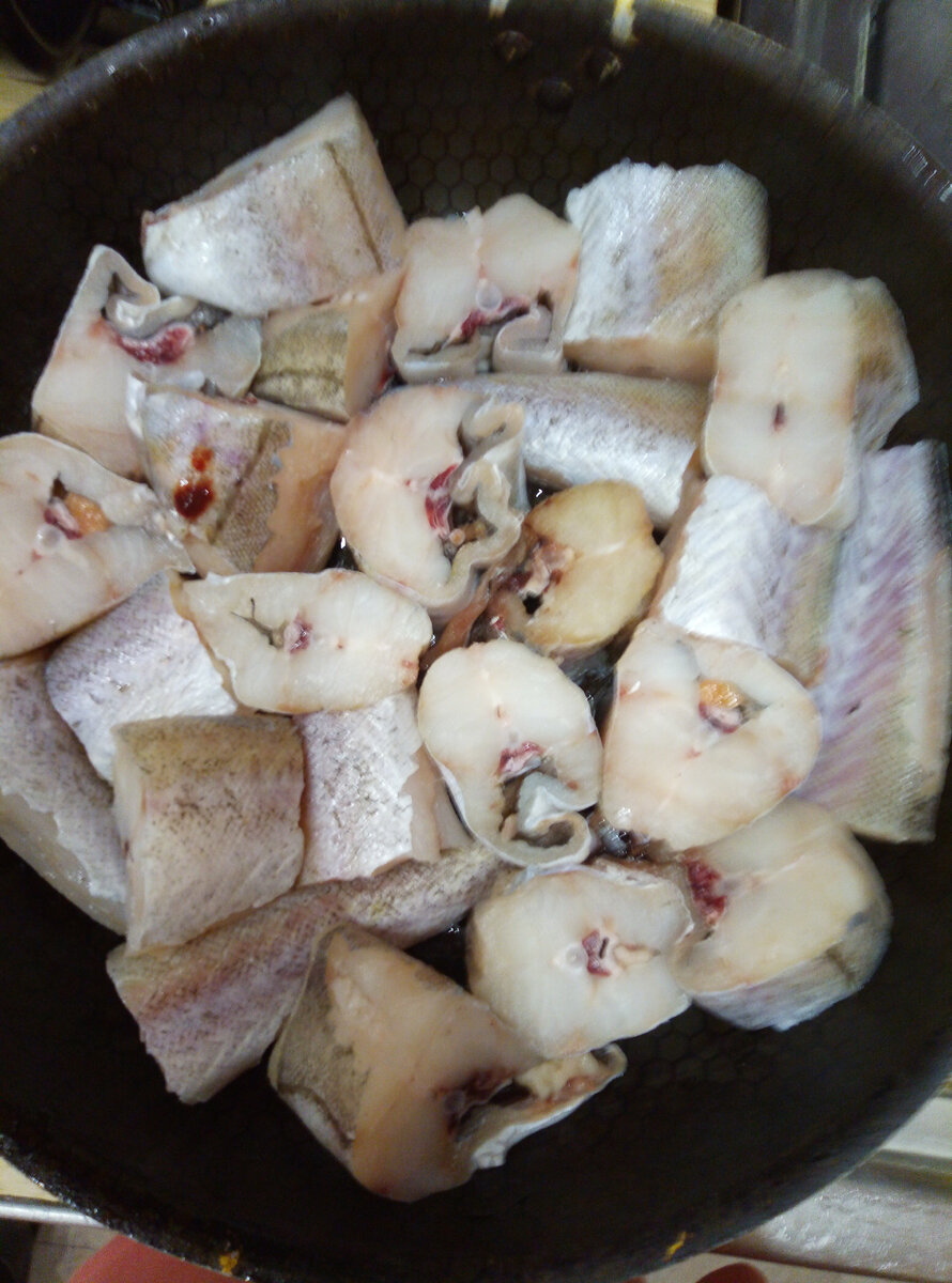 Порезала минтай на куски, сложила в форму