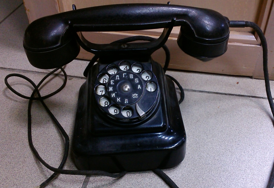 Советский телефон. Телефонный аппарат из бакелита. Телефонный аппарат 1940 годов. Бакелитовый телефон.