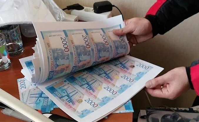 Производство фальшивых 2000-рублевых купюр. Фото из VK-сообщества "ЗОЛОТОЙ ЧЕРВОНЕЦ - журнал о монетах и нумизматах"