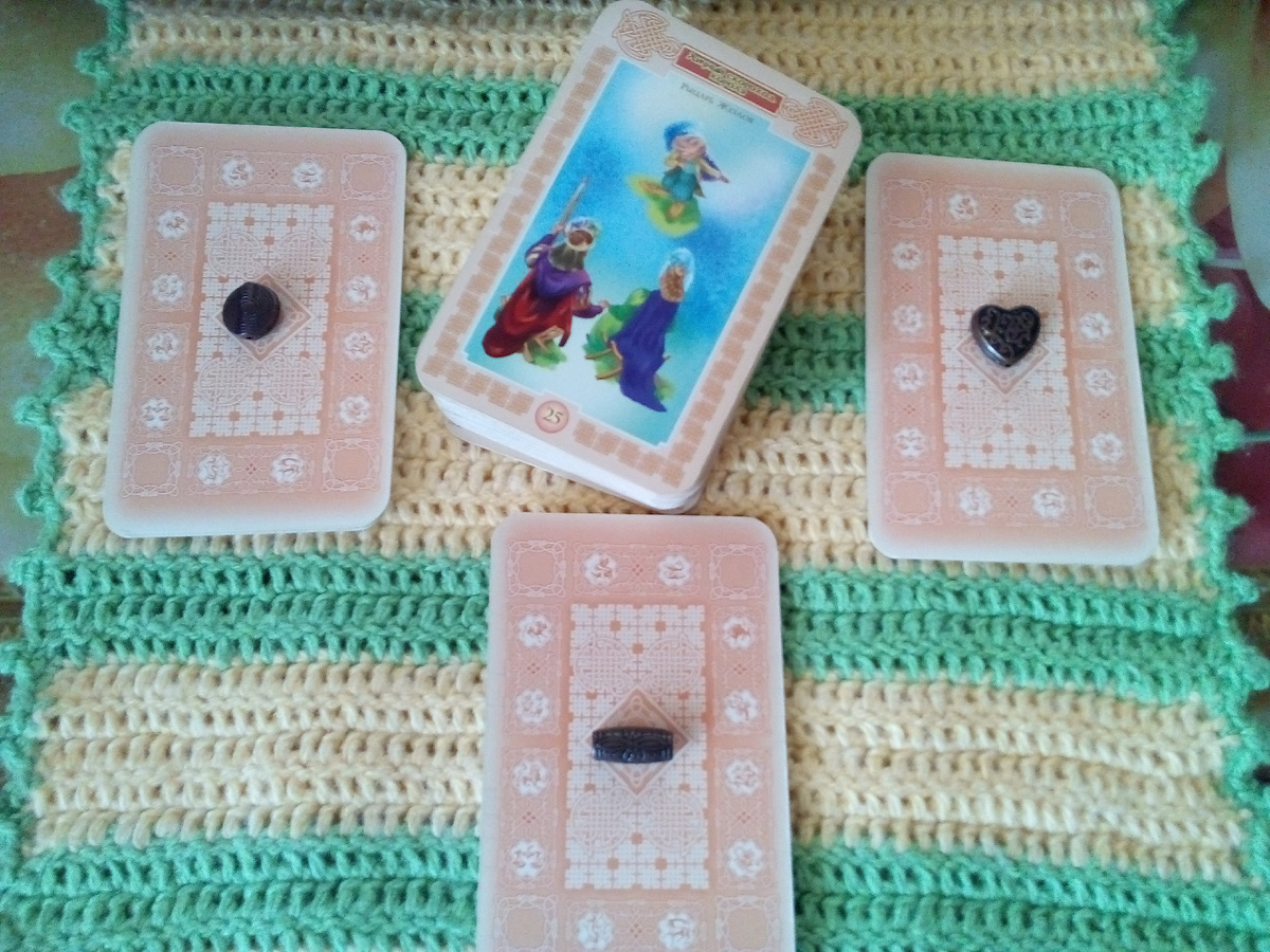 Варианты прогноза и карта на дне колоды, которая дает краткие рекомендации по процедурам красоты и состоянию здоровья на этот день. Фото автора