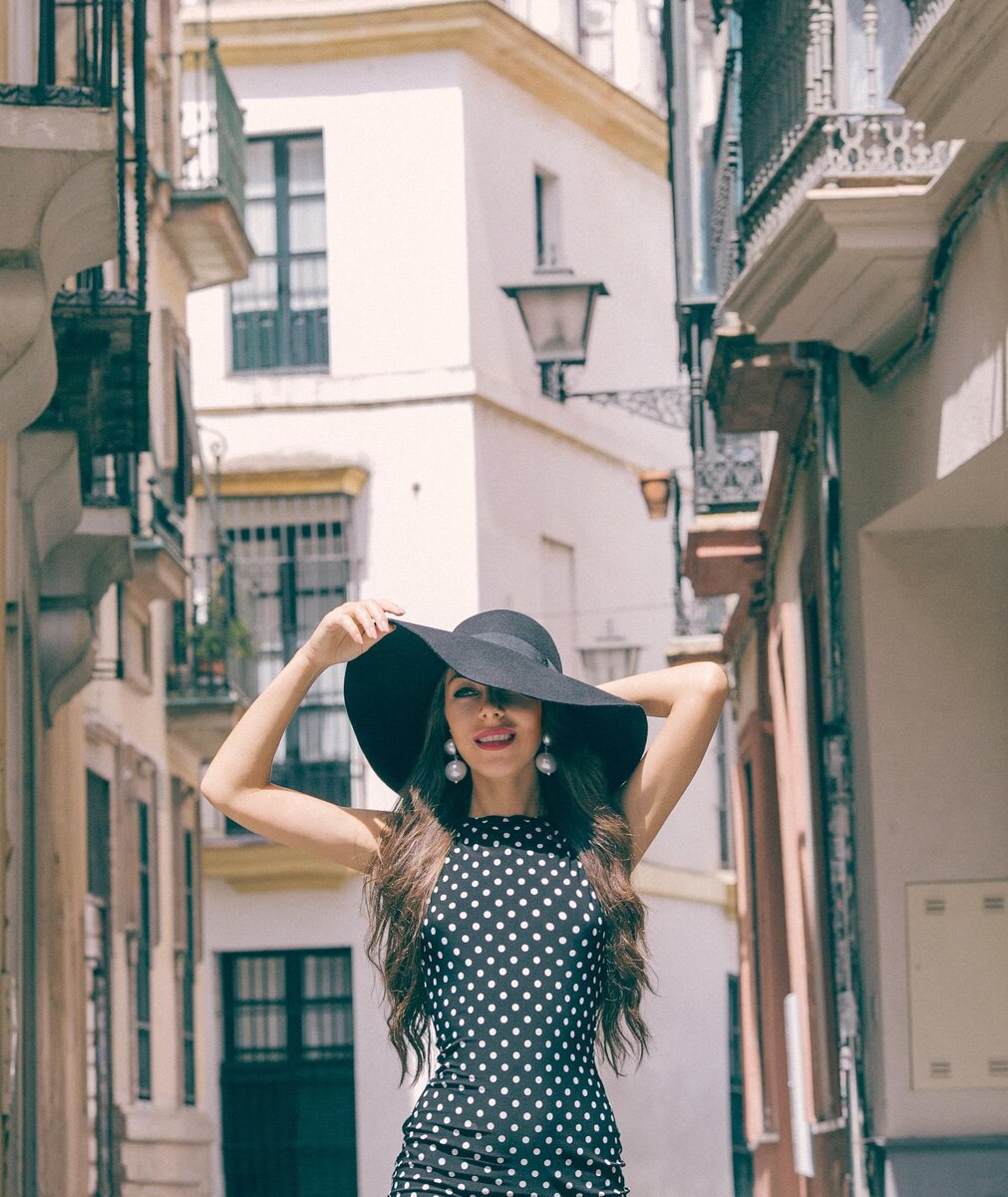 Я самодостаточная и взрослая женщина с принципами)))