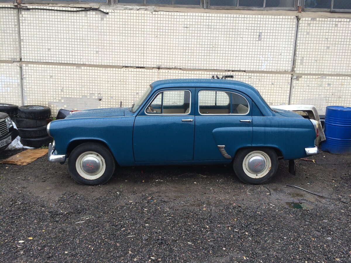 Именно так выглядел ранний Москвич-407, без боковых молдингов. Но большинство владельцев 407-х, еще в 60-х дополняли их молдингами.