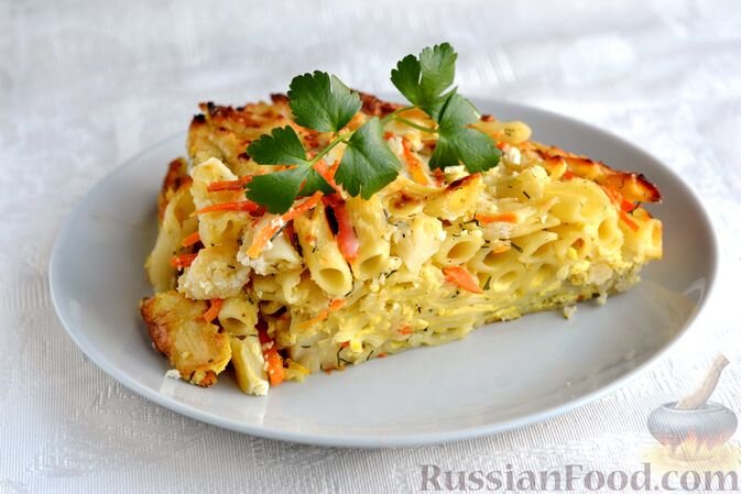 макароны, капуста цветная, перец сладкий, лук репчатый, сливки, яйца, сметана, масло растительное, соль, перец молотый, зелень укропа, масло сливочное (для подготовки формы)