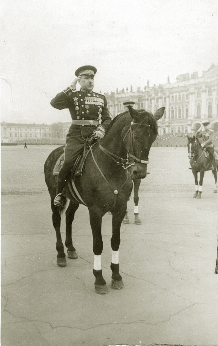 Маршал Говоров принимает парад на Дворцовой площади. Ленинград, 1 мая 1946