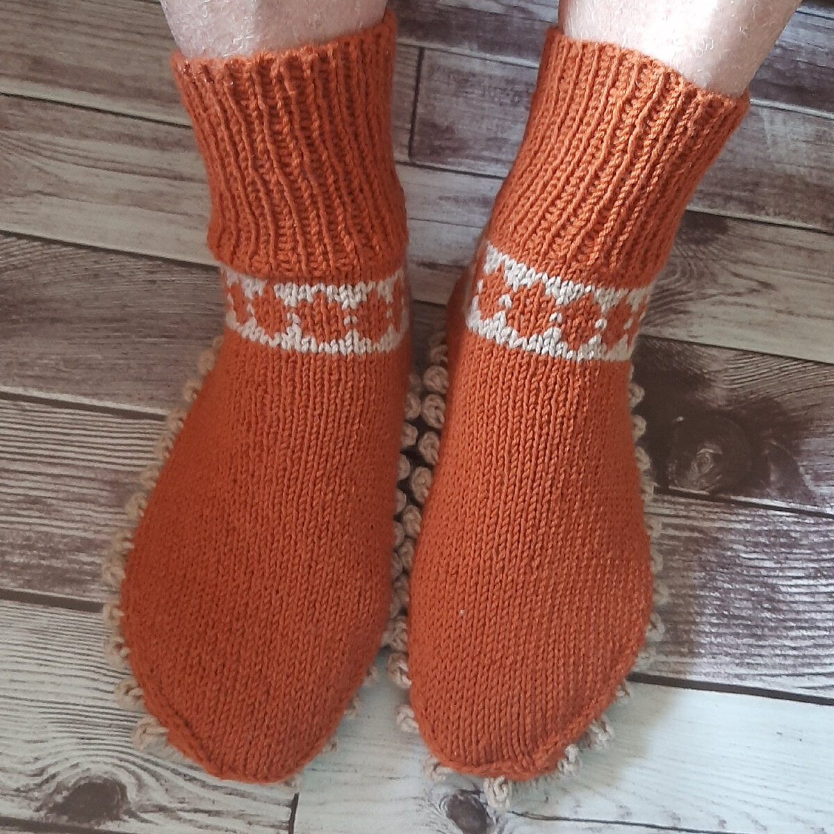 Вид сверху - обычные носки)))