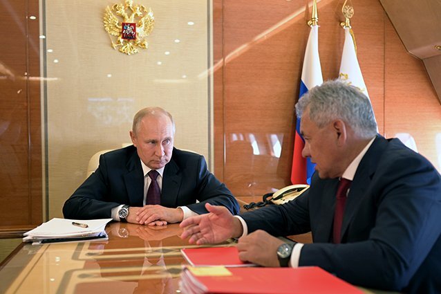 Президент РФ Владимир Путин и министр обороны РФ Сергей Шойгу (слева направо). Фото: Алексей Дружинин/ТАСС