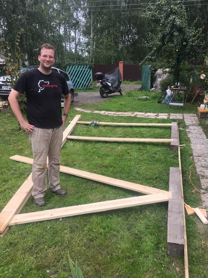 Первый шаг сооружения навеса - раскрой опор. фото автора