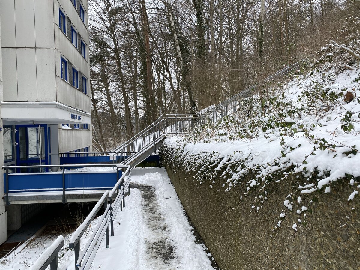 Вход в здание, в котором я живу