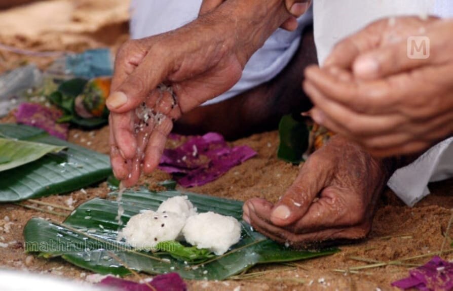 В Индии пищу выкладывают на большие листы и отправляют по течению реки.