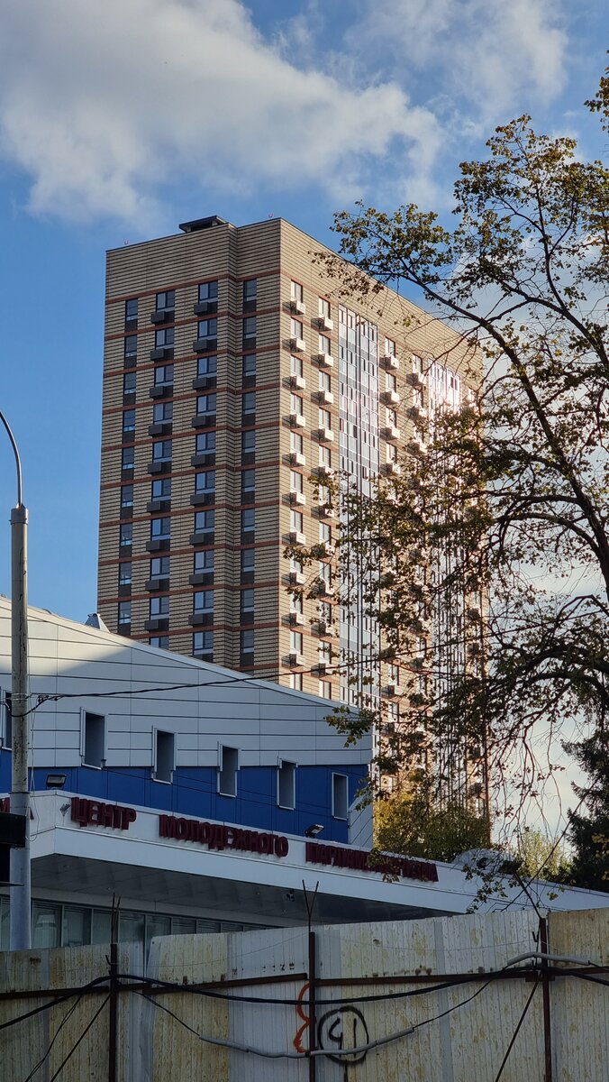 С этих ракурсов не видно, что он наклонён