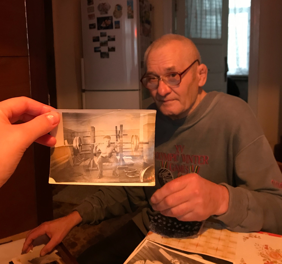 Дедушка в молодости приседает со штангой