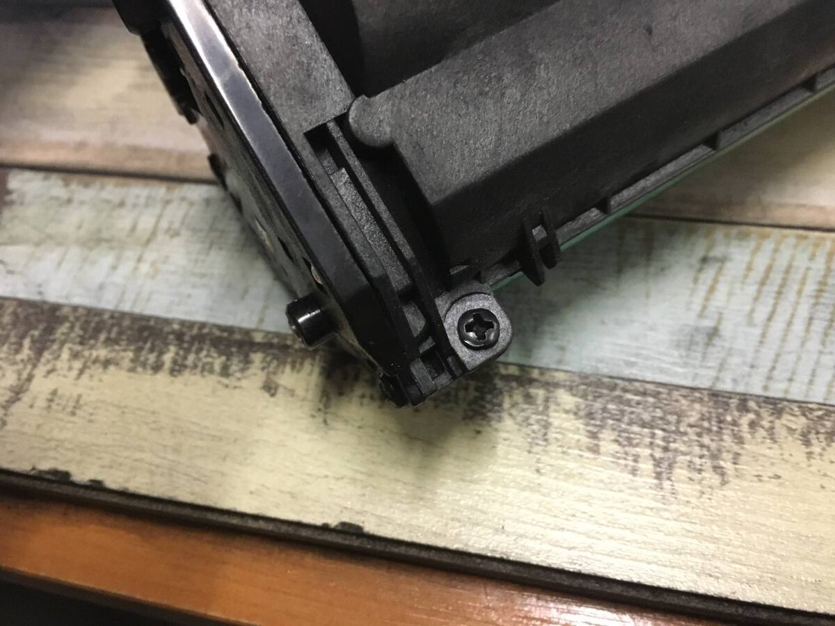 винт на передней стороне