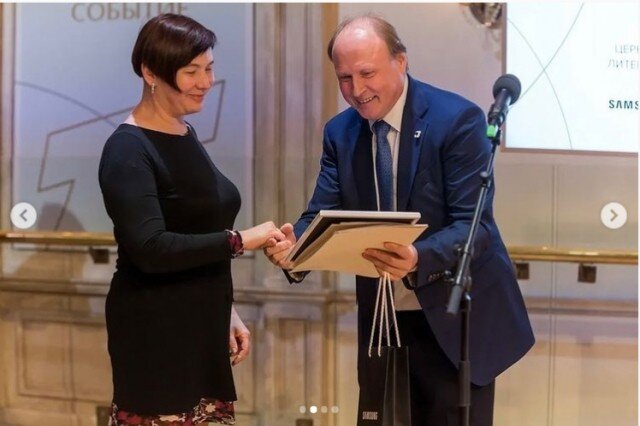 Владимир Ильич Толстой, председатель жюри вручает мне сертификат на внеконкурсной место в Школе литературной критики 2022