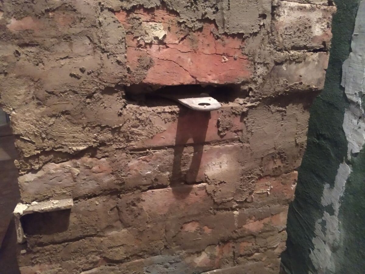 Тут пришлось повозиться. В основном с поиском металлических пластин или уголков, чтобы положить её на них и оставить отверстие. 