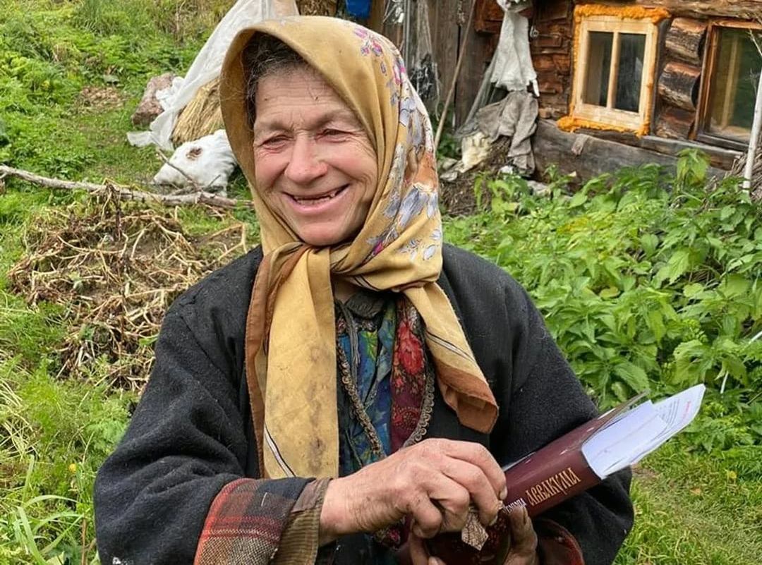 После возгорания на таёжной заимке отшельница Агафья Лыкова переехала в  новый дом. Кто построил для неё новое жильё | Оригинальное в мире | Дзен