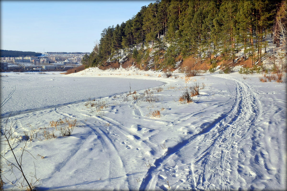 Часть, где речка впадает в местный пруд, а за деревьями в лесу - сама трасса, горная и довольно сложная.