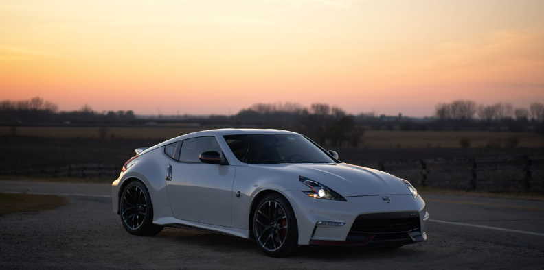 Дизайн правой и передней части кузова у Nissan 370Z 2020 года.