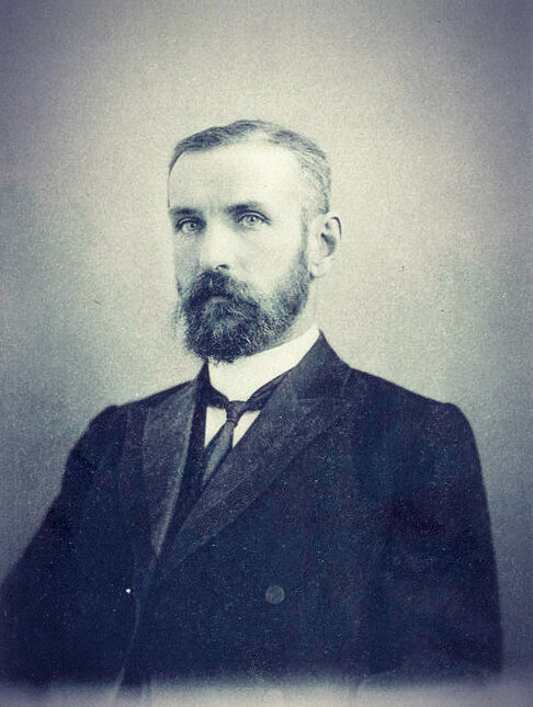 Князь Владимир Оболенский был специалистом по статистике в 1890-е, депутатом Госдумы в 1900-е, масоном в 1910-е, мемуаристом в 1920-е, продавцом в небольшом магазине в 1930-е, публицистом в конце 1940-х... Умер он в Париже в 1950 году.