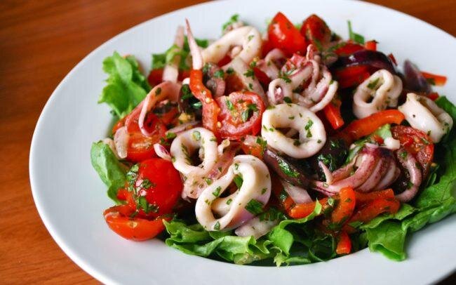 Новогодний салат с кальмаром — пошаговый рецепт с фото