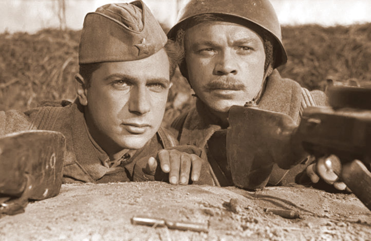 кадр из фильма «В трудный час»